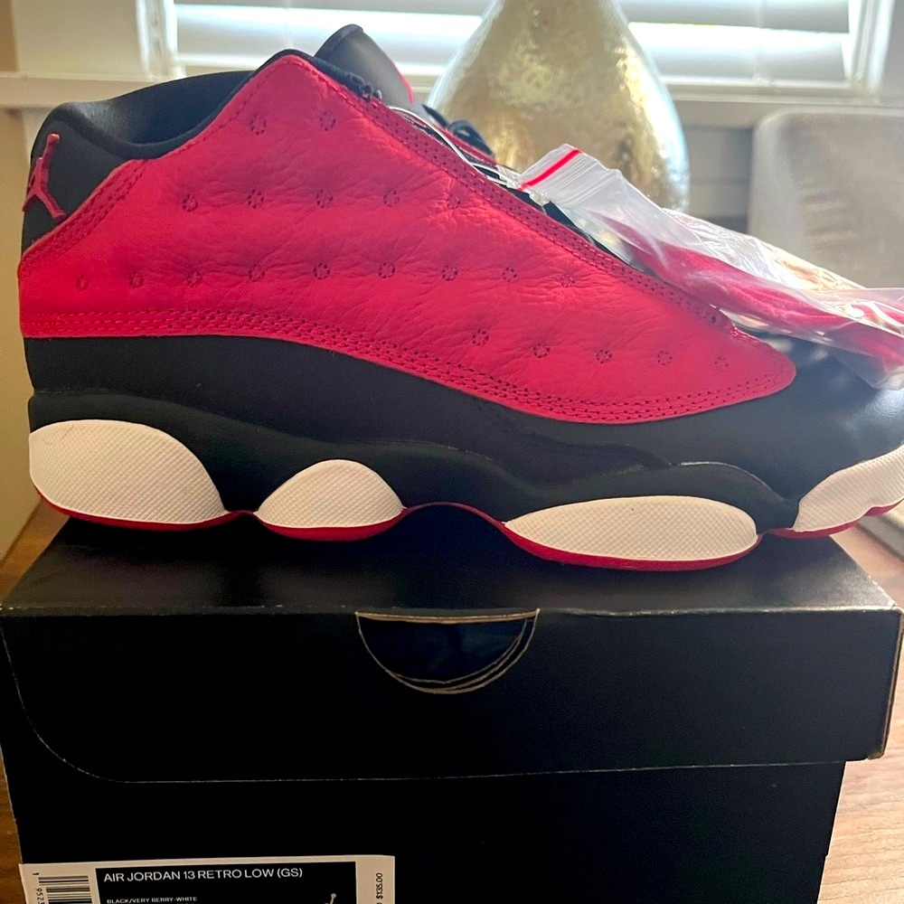 2021 NIB
Air Jordan 13 Retro Low GS 'Very Berry Size 6Y Or 7.5 Womens 2021